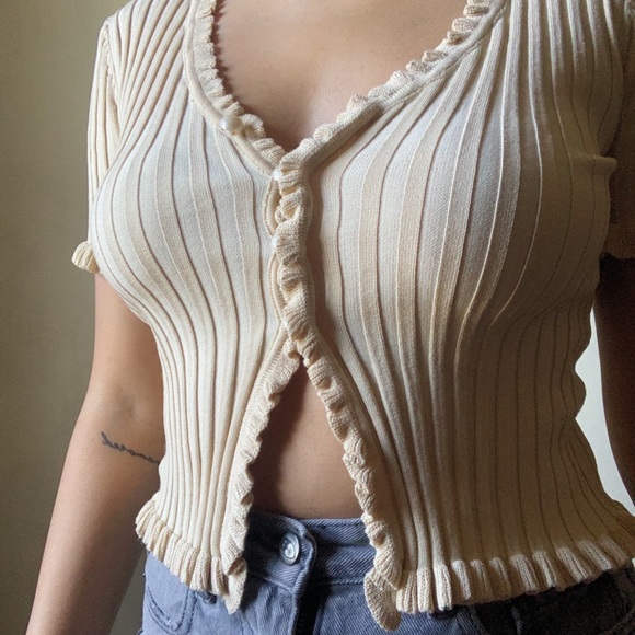 cream short sleeve top - Picture 2 of 3